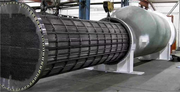 A shell-and-tube heat exchanger made of TP316L tubes.